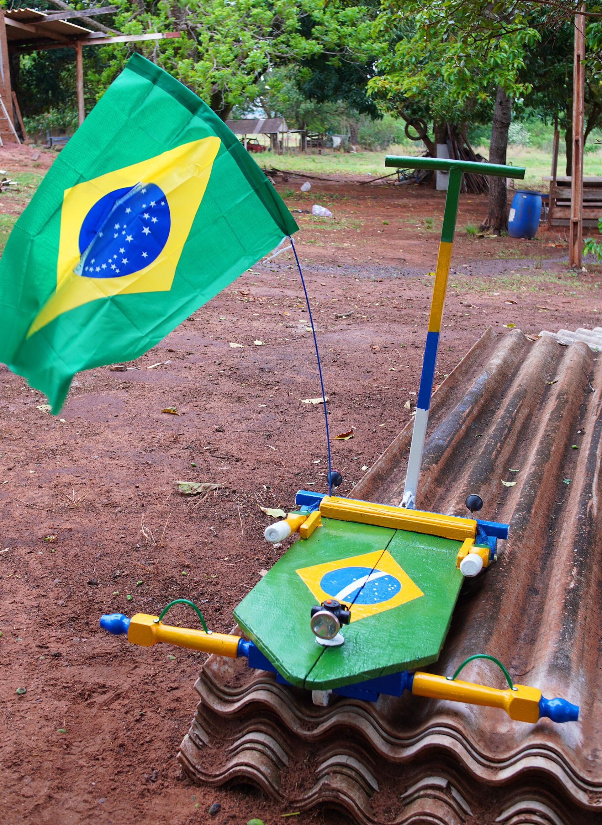 Alunos e familiares soltam a imaginação para criar os carrinhos