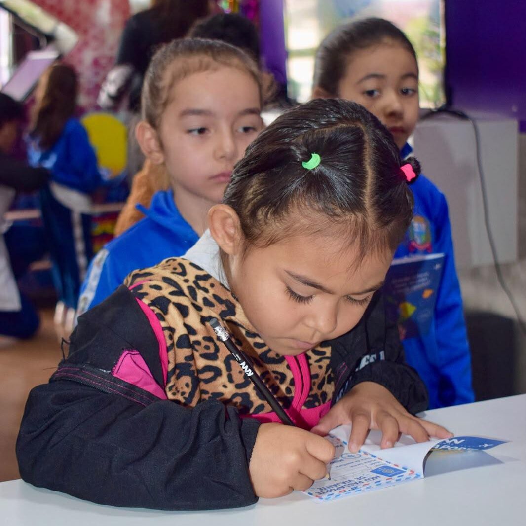 Depois de receber o carinho dos colegas, Nicole se sente mais feliz
Foto: Escola Dr. José Vaz de Carvalho