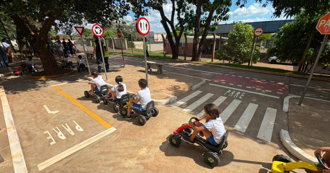 Estudantes simularam situações como a travessia na faixa de pedestres, o respeito à sinalização e a parada em locais determinados
Foto: Prefeitura de Paranavaí