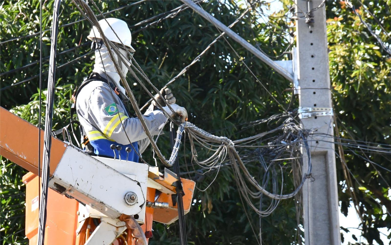 Trabalho integra uma força-tarefa permanente voltada à adequação dos cabos instalados nos postes
Foto: Prefeitura de Umuarama