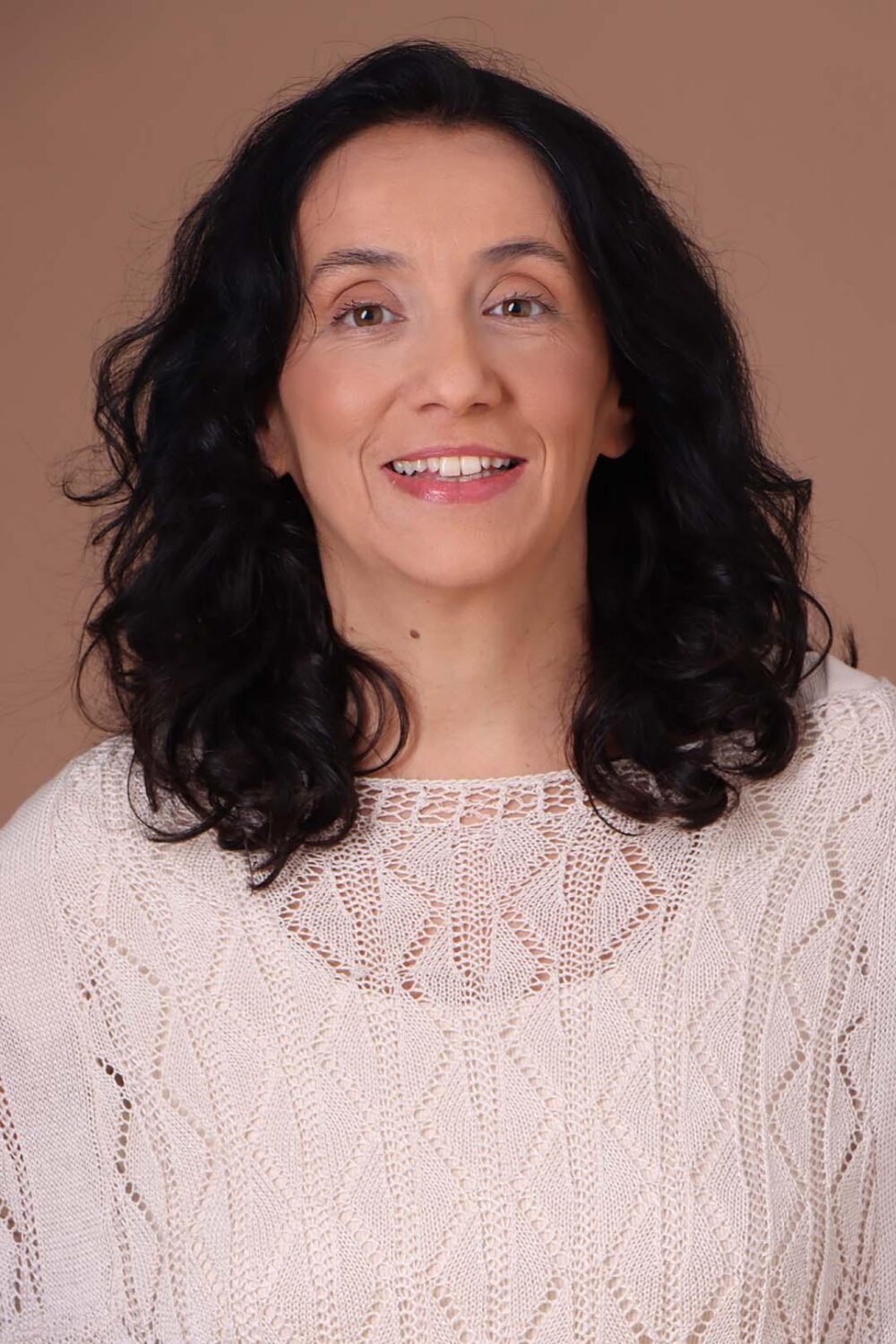 Fabiana Ratti é psicóloga e mestra em Psicologia Clínica pela Pontifícia Universidade Católica (PUC-SP), atua há mais de 25 anos no campo da Psicanálise e tem especialidade na criação de redes de atendimento em saúde mental com abordagens inovadoras e humanizadas. Site: www.fabianaratti.com