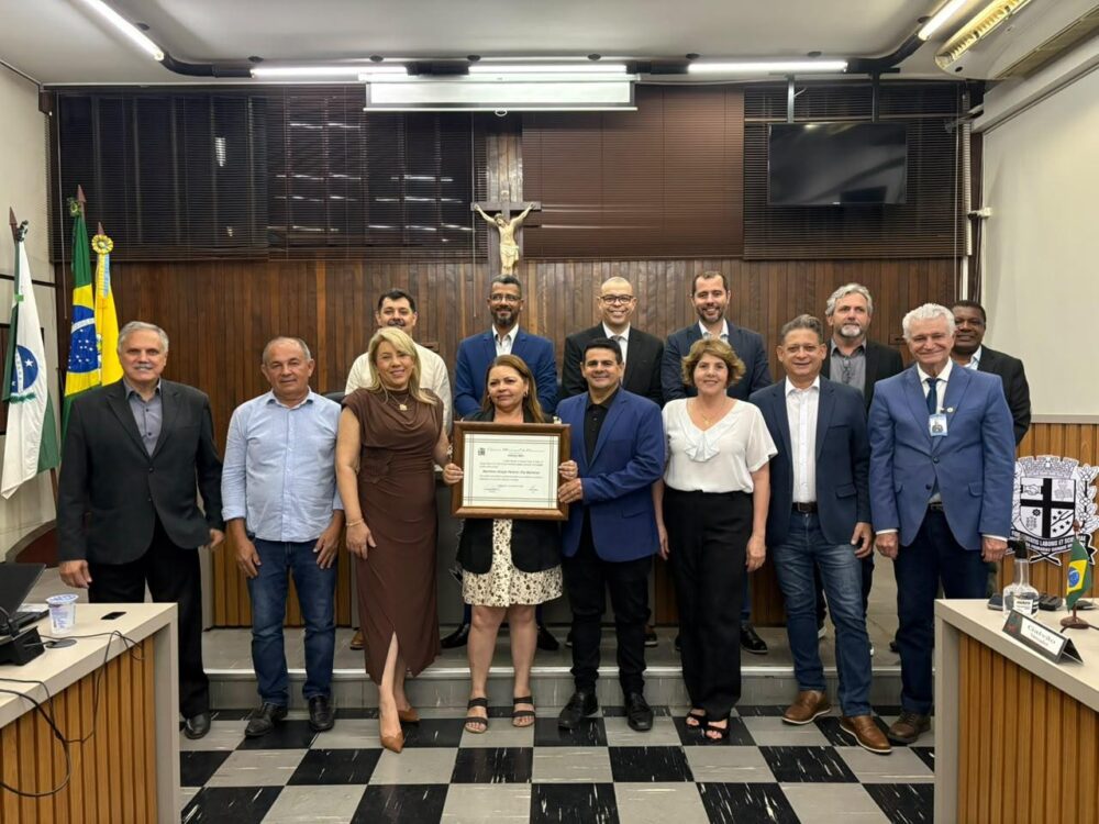 A homenageada com os vereadores