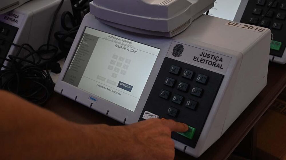 Após escolher cada candidato na urna eletrônica, é preciso confirmar
Foto: Rafael Travain