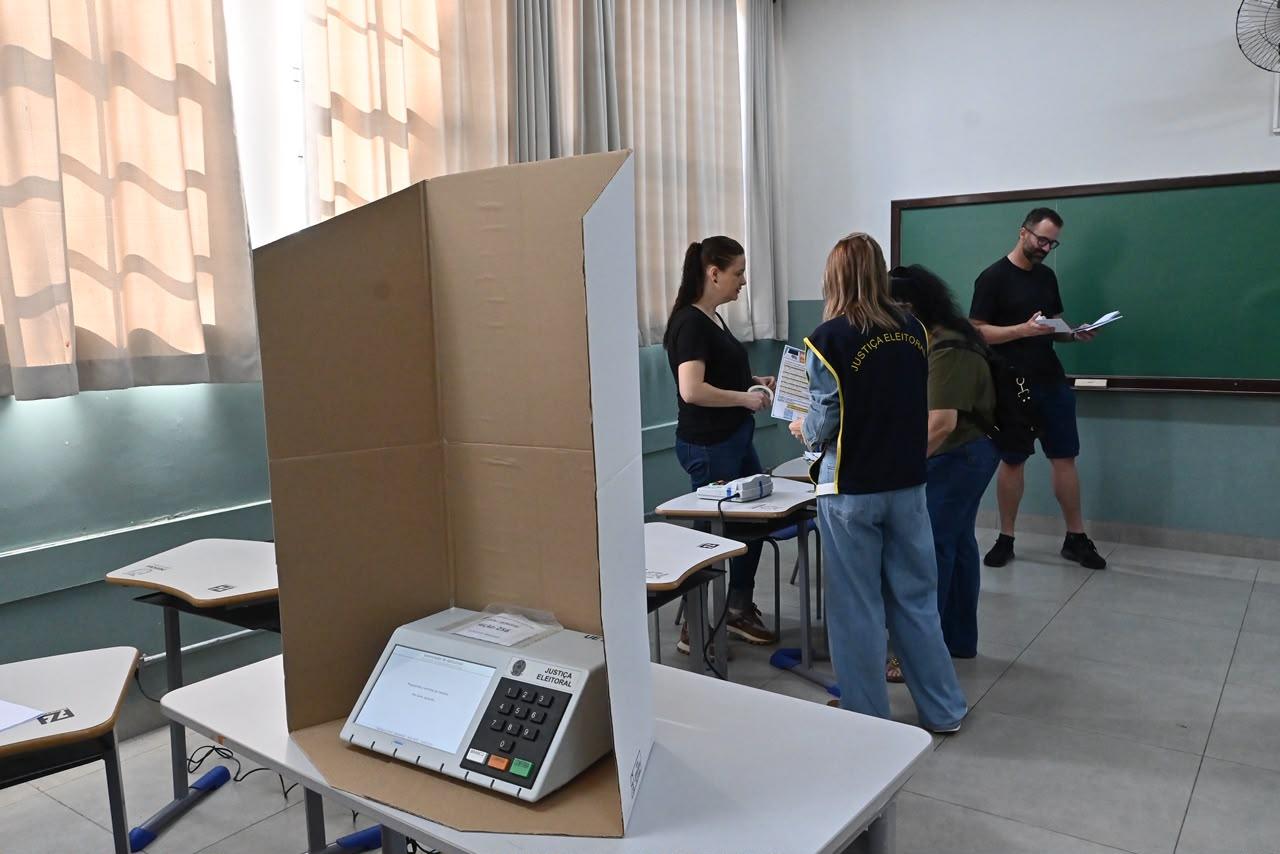 Equipamentos eletrônicos são proibidos na cabine de votação. A "colinha" de papel é permitida Foto: Ivan Fuquini