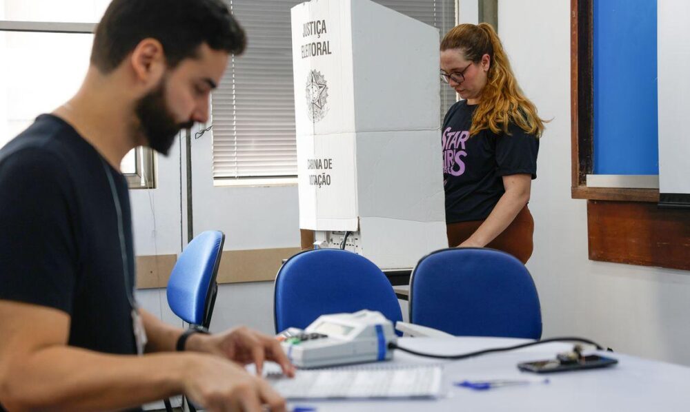 Justificativa por ausência pode ser apresentada pelo serviço de autoatendimento do site do TSE ou em um cartório eleitoral

Foto: Fernando Frazão/Agência Brasil