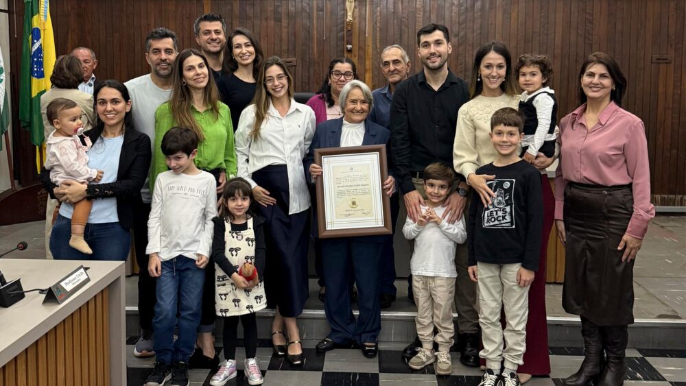 Autoridades municipais com a homenageada