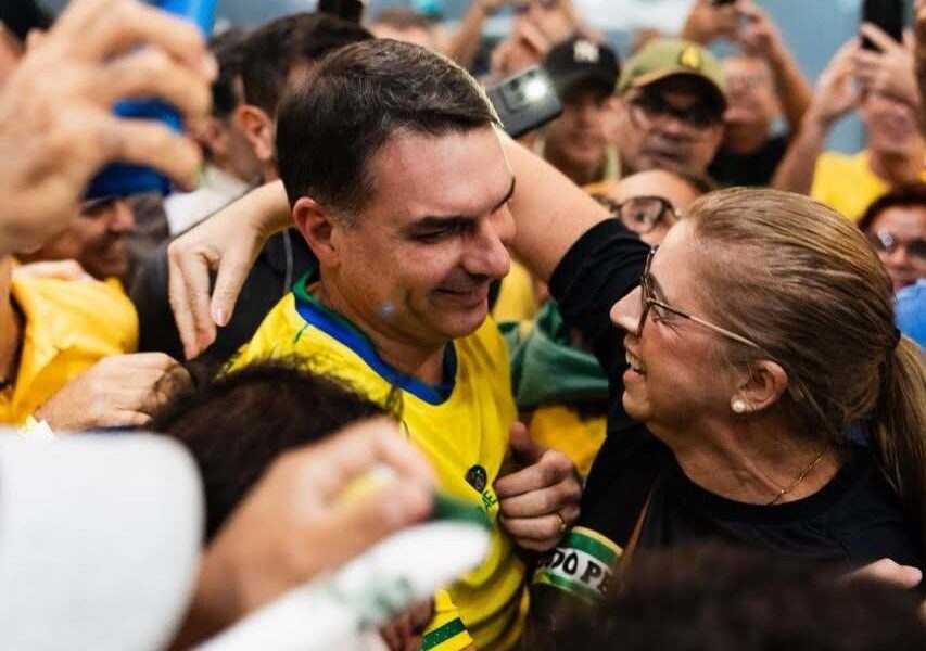 Flávio Bolsonaro busca novos apoios para consolidar vantagem
Foto: Campanha/Redes sociais