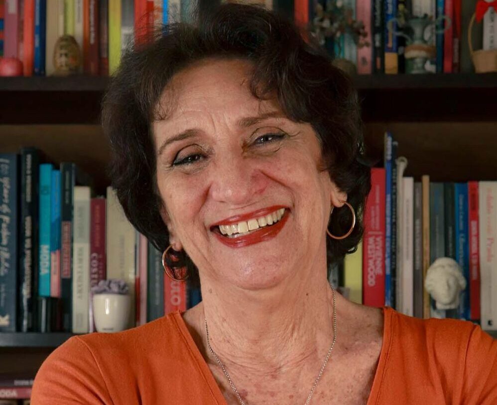 Nascida em Roma e radicada no Rio de Janeiro, Cristina Seixas é jornalista, tradutora, estilista e mestre em Design pela PUC-Rio. É autora da biografia "Rabena Karib”, que revela a jornada de um casal de imigrantes no Brasil
