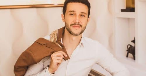Sobre o autor: Dr. Georgen Hauagge é formado em Medicina pela Universidade Federal de Santa Catarina (UFSC), especialista em Cirurgia pelo Hospital Universitário da UFSC (HU-UFSC) e possui pós-graduações em Dermatologia, Medicina Estética e Visagismo. 
Redes sociais: 
Instagram: @georgenhauagge