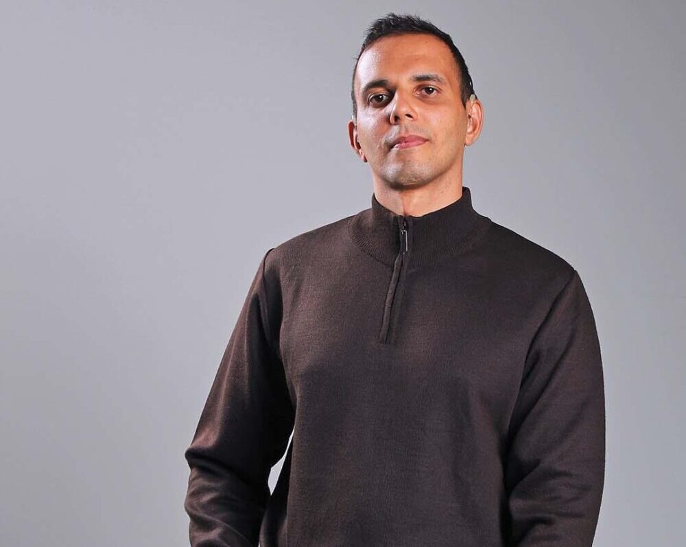 Autor de "Nuances do Silêncio" e "Nuances da Exclusão", Felipe Afonso utiliza a literatura como recurso para narrar suas experiências como uma pessoa com deficiência auditiva
