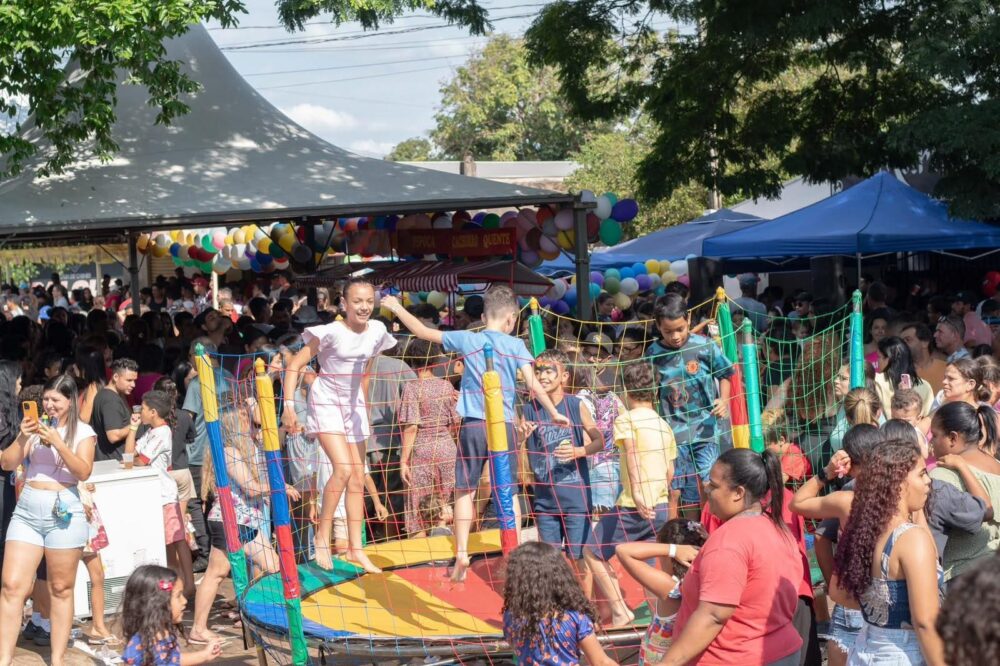 Crianças puderam aproveitar brinquedos e atividades divertidas durante a tarde