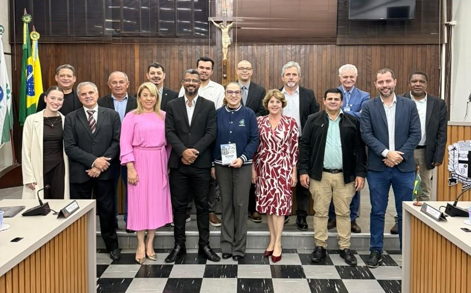 Vereadores com a diretora da Unespar, campus Paranavaí