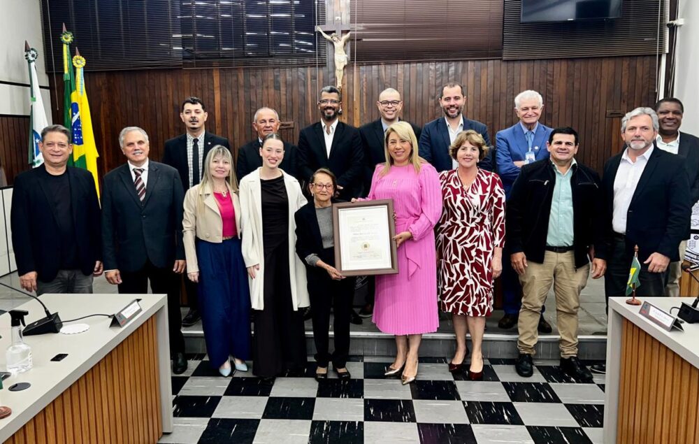 A homenageada com os vereadores