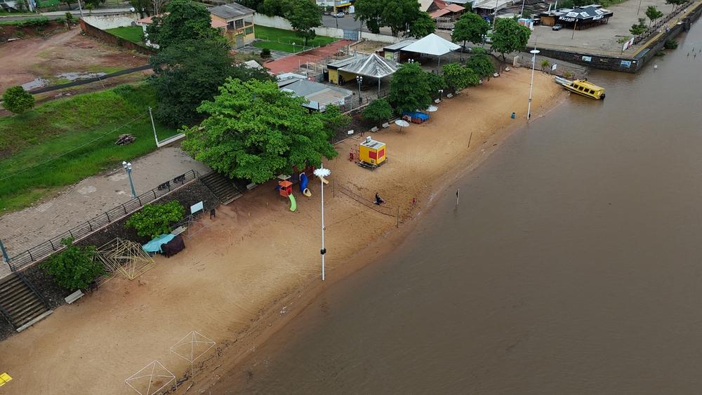 A orla vazia mostra o impacto das chuvas nas praias da região Noroeste