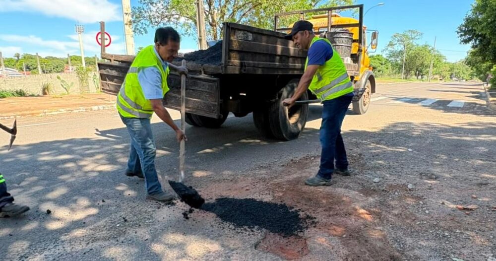 Com tempo firme, as equipes trabalham nas ruas afetadas