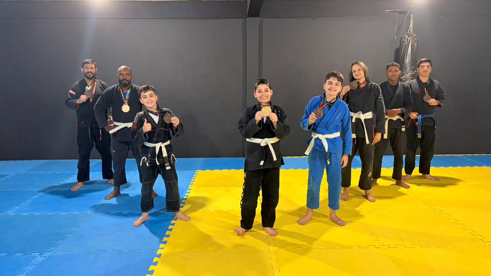 Oito atletas da equipe participaram do evento