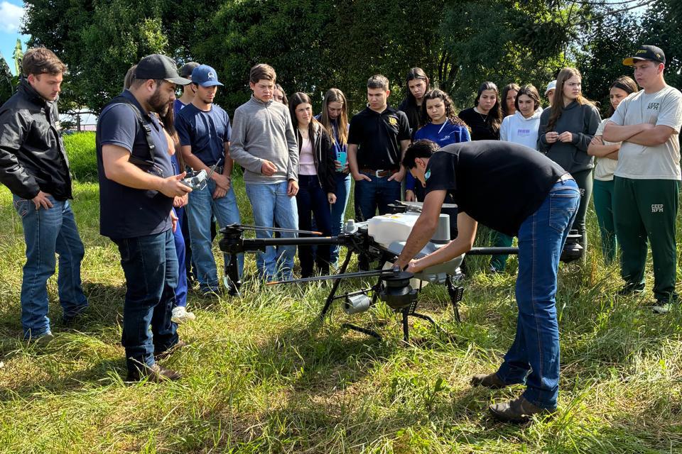 Colégios agrícolas do Paraná recebem drones para aulas práticas
Foto: SEED