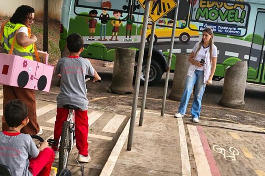 Estudantes em evento sobre trânsito