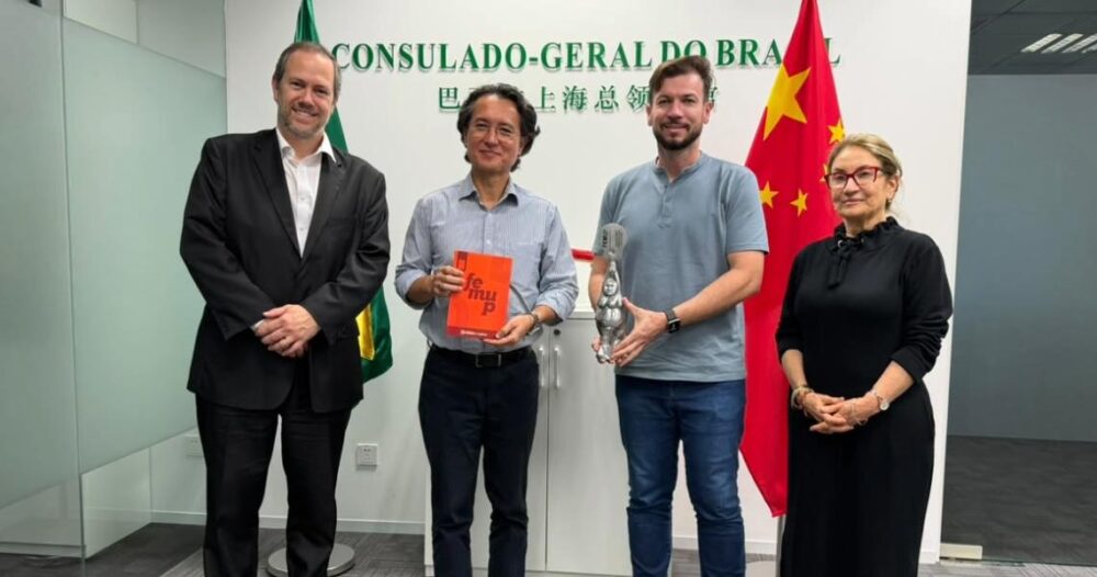Registro da comitiva paranaense na visita ao Consulado